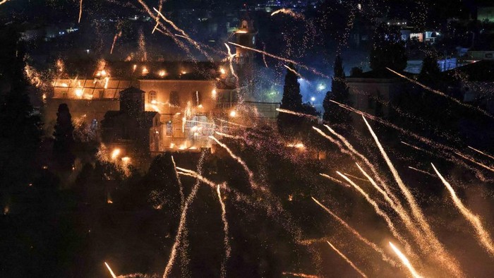 perang roket, paskah, pulau chios, yunani, tradisi unik, festival paskah, budaya yunani, wisata budaya, kembang api, berita internasional