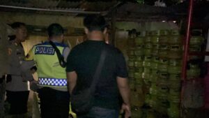 pengoplosan gas, gas bersubsidi, Bogor, polisi gerebek, kriminal Bogor, praktik ilegal, berita kriminal, keamanan gas, penyelidikan polisi, pelaku kabur