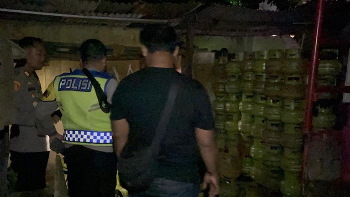 pengoplosan gas, gas bersubsidi, Bogor, polisi gerebek, kriminal Bogor, praktik ilegal, berita kriminal, keamanan gas, penyelidikan polisi, pelaku kabur