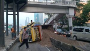 truk terguling, Gatot Subroto, Jakarta, kecelakaan lalu lintas, kemacetan, truk pasir, berita Jakarta, lalin padat
