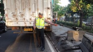 truk tabrak, kecelakaan truk, separator busway, daan mogot, jakarta barat, lalin macet, berita lalu lintas, kecelakaan hari ini, kemacetan jakarta, busway